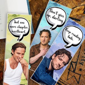 Puede incluir: Tres marcapáginas rectangulares con fondos de acuarela y bocadillos. Los marcapáginas presentan imágenes de un hombre y frases como "Just one more chapter, sweetheart", "Don't give up, darling" y "Keep reading, babe."