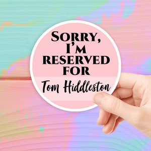 Przepraszam, jestem zarezerwowany dla Toma Hiddlestona Naklejka wodoodporna Naklejka