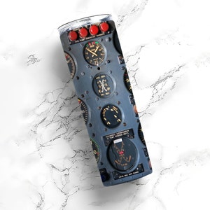 Op de afbeelding: Een grijs metalen paneel met verschillende meters en wijzerplaten, waaronder een rood-witte meter met de tekst "DISCONNECT SUPERCHARGER IF TEMP EXCEEDS 600&deg;C".