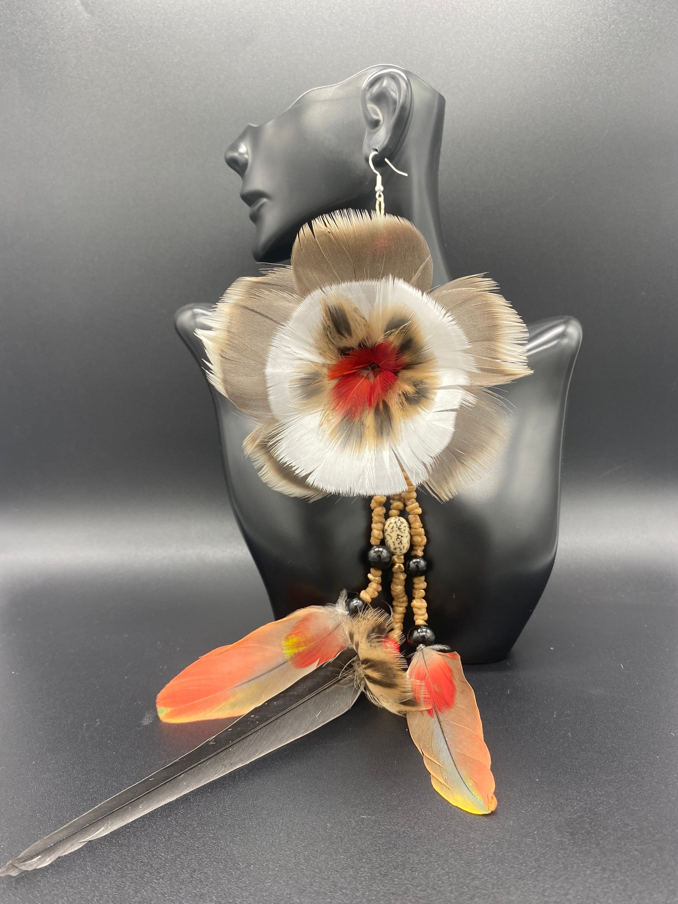 Très longue boucle d'oreille fleur exotique