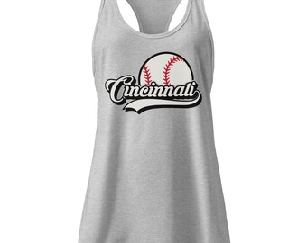 Può includere: Canotta grigia chiara con grafica di baseball. La grafica include una palla da baseball con cuciture rosse e la scritta "Cincinnati" in un font script con contorno nero.