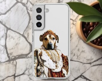 Op de afbeelding: Transparante telefoonhoes met een hondenportret met een kroon en koninklijke gewaden. De hond heeft bruin en wit haar. De hoes ligt op een marmeren oppervlak.