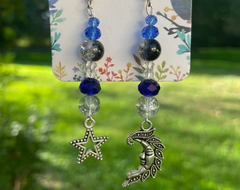 Pendientes de dijes de luna y estrella: pendientes no coincidentes, pendientes con cuentas, luna plateada, estrella plateada, cuentas azules, celestial, espacio, regalo de navidad