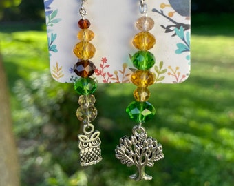 Boucles d'oreilles breloque hibou et arbre - breloque hibou, breloque arbre, nature, boucles d'oreilles dépareillées, boucles d'oreilles perles vertes, cadeau de Noël