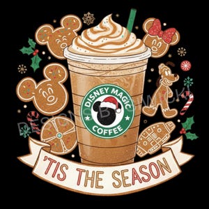 Peut inclure: Graphique festif avec une tasse de café à la crème fouettée, entourée de biscuits en pain d'épices en forme de personnages Disney. La tasse porte l'inscription "Disney Magic Coffee" et la phrase "'Tis the Season" sur une bannière.