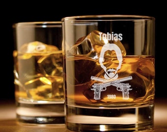 Personalisiertes Whisky Bourbon Glas | Gravur mit Namen und Jahrgang | Design: Actionheld