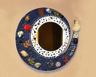 Miroir artisanal décoratif en mosaïque rond, coquillages et pierres, bleu nuit mat