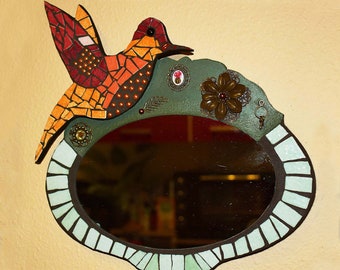 Miroir décoratif mosaïque aspect vert, jaune et orange avec oiseau