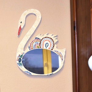 Miroir décoratif mosaïque animalier beige et multicolore, en forme de cygne image 6