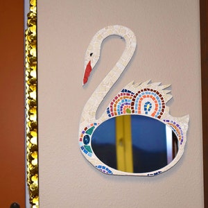 Miroir décoratif mosaïque animalier beige et multicolore, en forme de cygne image 3