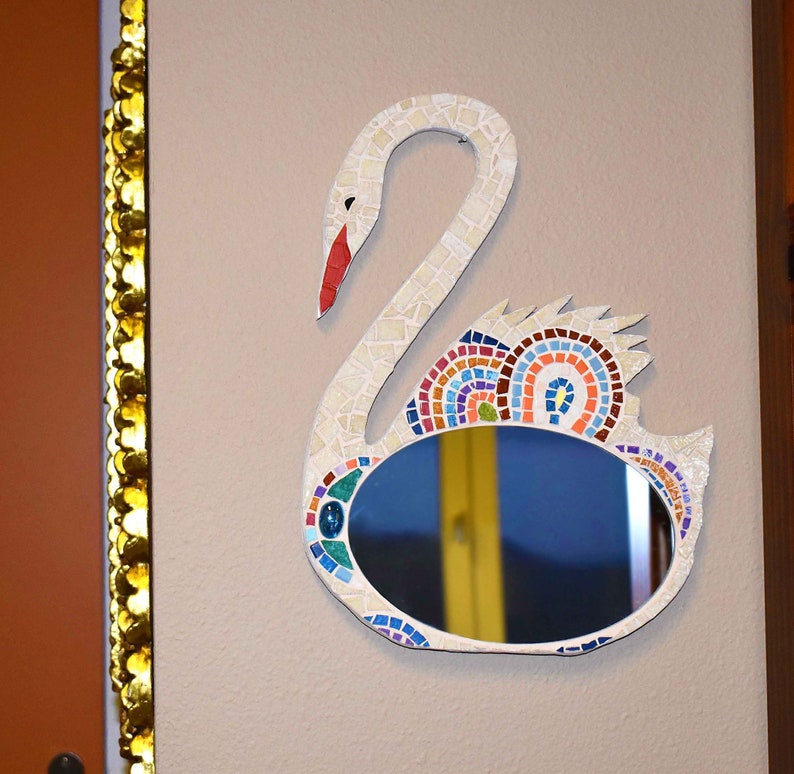 Miroir décoratif mosaïque animalier beige et multicolore, en forme de cygne image 3