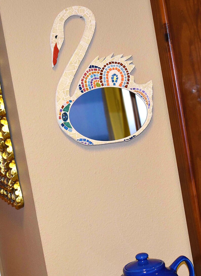 Miroir décoratif mosaïque animalier beige et multicolore, en forme de cygne image 2