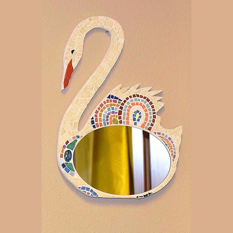 Miroir décoratif mosaïque animalier beige et multicolore, en forme de cygne image 1