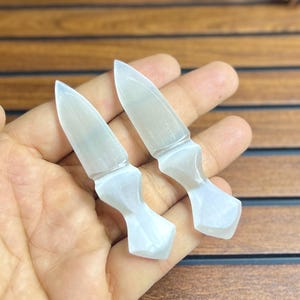 Puede incluir: Un juego de tres tazas de cerámica con un acabado mate moteado. Las tazas son de color crema, gris claro y gris oscuro. Cada taza tiene un diseño simple y minimalista, ideal para café o té.