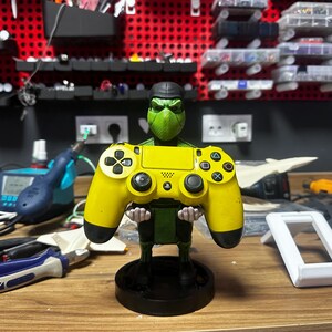 スコーピオン、モータルコンバット、電話ホルダー、ジョイスティックホルダー、コントローラースタンド、部屋の装飾、オフィスの装飾