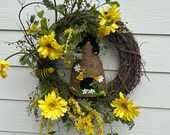 Daisy Wreath with Bee Hive, Yellow and Black Summer Floral Wreath, Bumble Bee Wreath, Indoor/Outdoor Design, Bear and Bee Porch Decoration