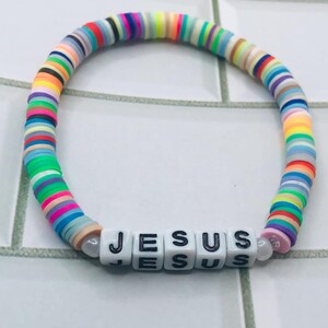 Pulsera de cuentas de arcilla Heishi de Jesús, cuentas de letras blancas, pulsera elástica de arcoíris – Joyería cristiana de fe, pulsera cristiana hecha a mano
