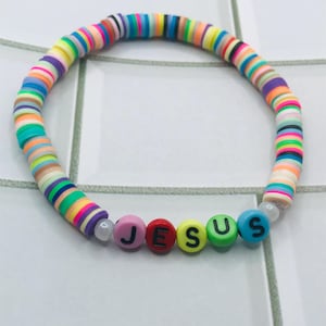 Pulsera de cuentas de arcilla Heishi de Jesús, cuentas de letras de colores, pulsera elástica de arcoíris, joyería cristiana de fe, pulsera cristiana hecha a mano