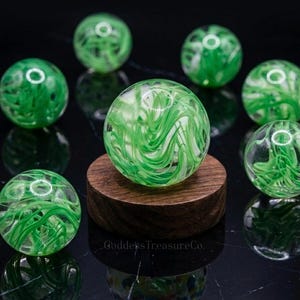 Canica de cristal con banda de remolino verde - Base transparente, esfera vintage de 30 mm