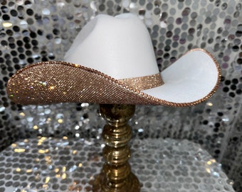 Sombrero de diamantes de imitación blanco y champán