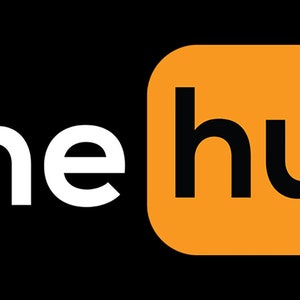 Könnte beinhalten: Ein weißes Logo mit dem Wort "One" gefolgt von einem rechteckigen orangefarbenen Feld mit dem Wort "hub" in schwarzem Text.