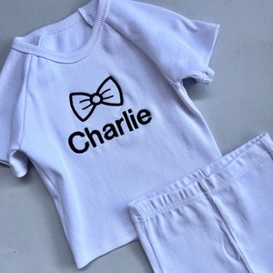 Sommer personalisierte Kind gerippte Sets Bestickte Kinder Sets Personalisierte T-Shirt & Shorts Sommer Outfit Name oder Initialen UNISEX Kleidung Bild 1