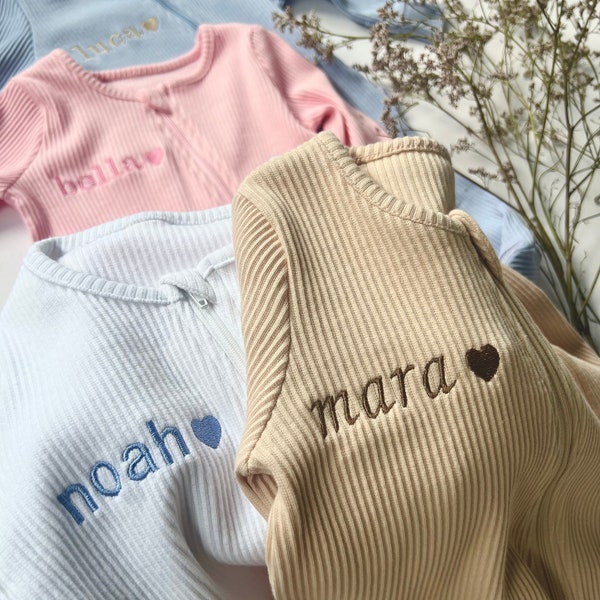 Personalisierte Baby Zip Strampler | Bestickter Baby Overall. Sommer | Herbst | Winter White Sage Outfit Name oder Initialen Erster Valentinstag