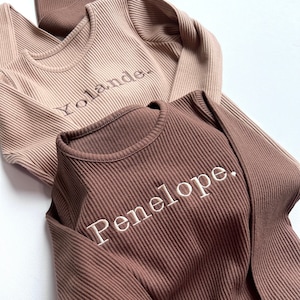 PERSONALISIERTE Initialen oder Name Lounge Set Baby Kleinkind Loungewear Name Kleidung Kleidung Jungen Mädchen Personalisierte Kinderkleidung Bild 1