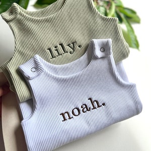 Personalisierte Baby-Latzhose Strampler | Bestickter Baby Overall. Sommer | Herbst | Winter White Sage Outfit Name oder Initialen UNISEX Kleidung