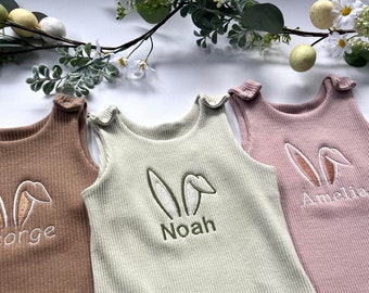 Pasen Pjs gepersonaliseerde baby tuinbroek romper | Geborduurde baby-overall. Zomer | Herfst | Winter witte salie outfit naam of initialen