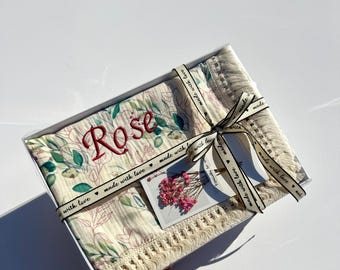 Manta de muselina personalizada para bebé: nombre bordado, set de regalo para recién nacido