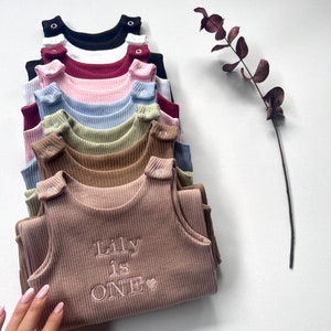 Personalisierte Baby-Latzhose Strampler Bestickter Baby Overall. Sommer Herbst Winter Outfit Name oder Initialen Erster Valentinstag Bild 3