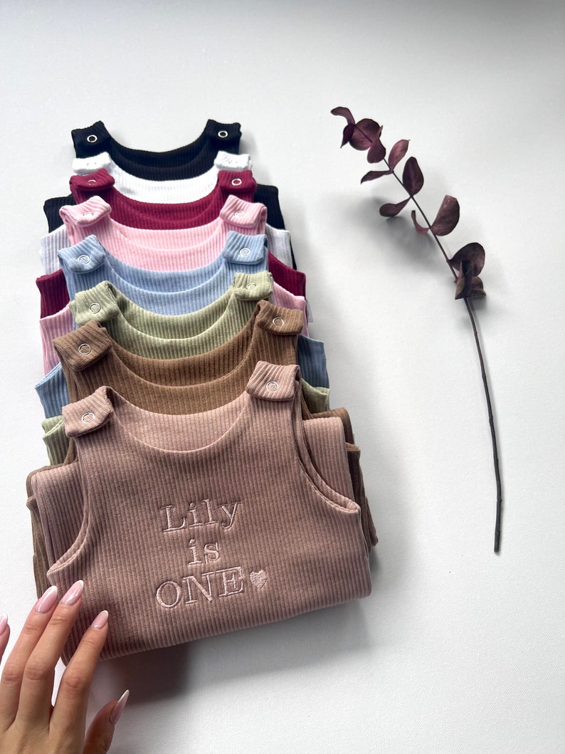 Personalisierte Baby-Latzhose Strampler Bestickter Baby Overall. Sommer Herbst Winter Outfit Name oder Initialen Erster Valentinstag Bild 3