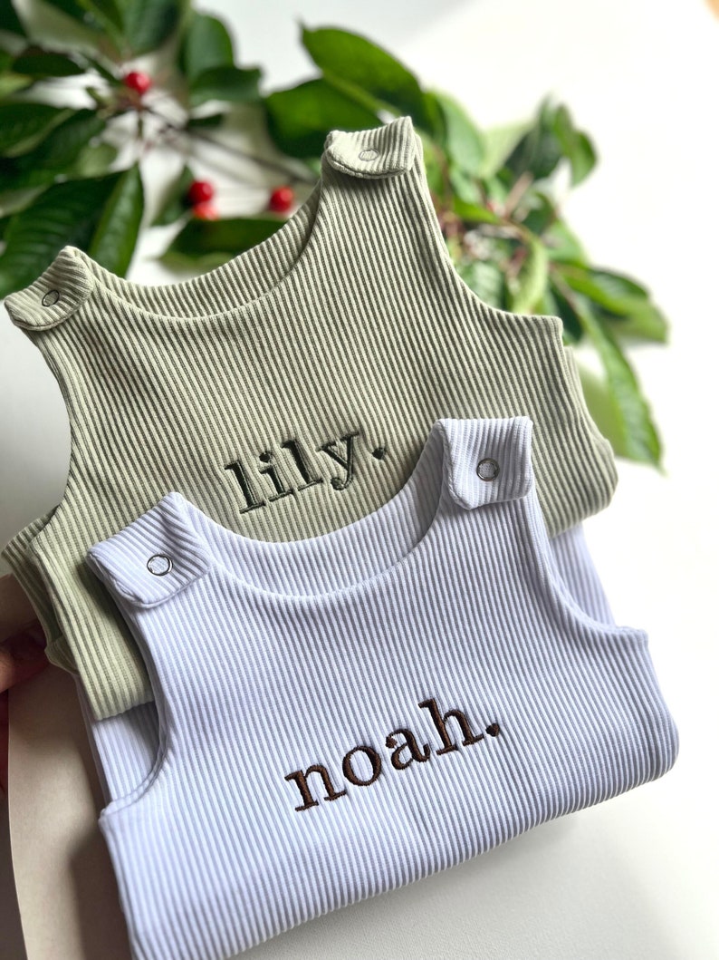 Gepersonaliseerde baby tuinbroek romper Geborduurde baby-overall. Zomer Herfst Winter White Sage Outfit Naam of Initialen UNISEX Kleding afbeelding 1