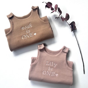 Personalisierte Baby-Latzhose Strampler Bestickter Baby Overall. Sommer Herbst Winter Outfit Name oder Initialen Erster Valentinstag Bild 1