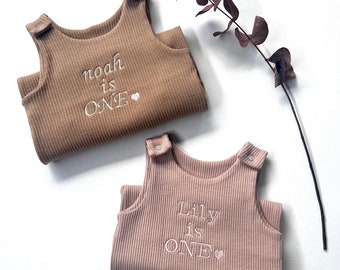 Personalisierte Baby-Latzhose Strampler | Bestickter Baby Overall. Sommer | Herbst | Winter Outfit Name oder Initialen Erster Valentinstag