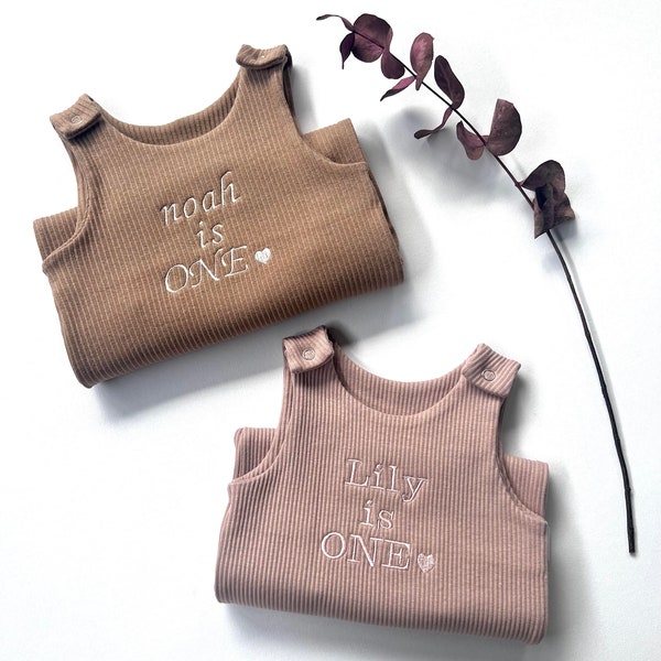 Personalisierte Baby-Latzhose Strampler | Bestickter Baby Overall. Sommer | Herbst | Winter Outfit Name oder Initialen Erster Valentinstag
