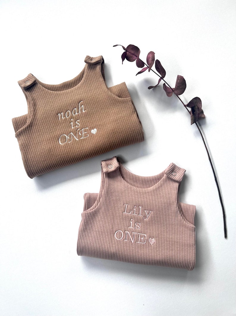 Personalisierte Baby-Latzhose Strampler Bestickter Baby Overall. Sommer Herbst Winter Outfit Name oder Initialen Erster Valentinstag Bild 1