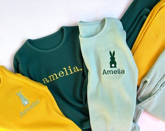 Pigiama pasquale personalizzato abbinato all'abbigliamento da casa per bambini con iniziali o nome, top a maniche lunghe, pantaloni, vestiti, ragazzo, ragazza, tuta da bambino