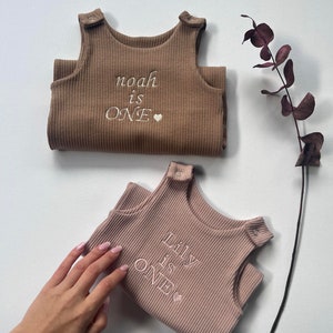 Personalisierte Baby-Latzhose Strampler Bestickter Baby Overall. Sommer Herbst Winter Outfit Name oder Initialen Erster Valentinstag Bild 6