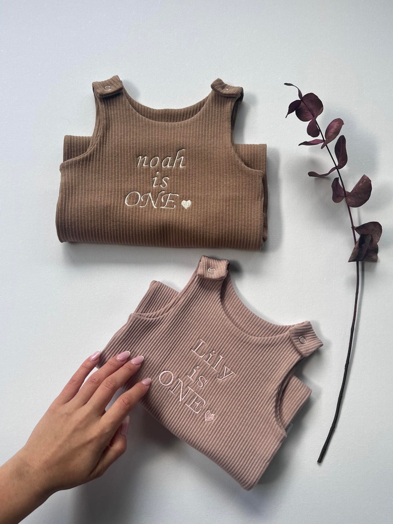 Personalisierte Baby-Latzhose Strampler Bestickter Baby Overall. Sommer Herbst Winter Outfit Name oder Initialen Erster Valentinstag Bild 6