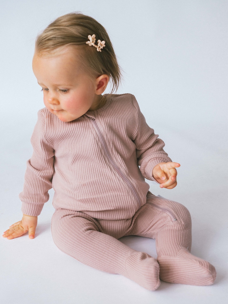 Pagliaccetto con cerniera per bambini personalizzato/tuta per bambini ricamata. Nome dell'abito estivo/autunno/inverno White Sage o iniziali Abbigliamento UNISEX Velvet Mocha