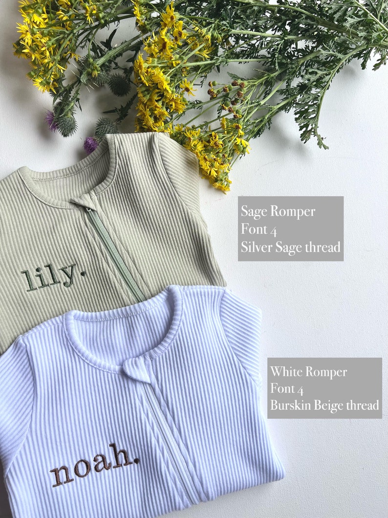 Gepersonaliseerde baby-rompertje met rits Geborduurde baby-overall. Zomer Herfst Winter White Sage Outfit Naam of Initialen UNISEX Kleding afbeelding 2