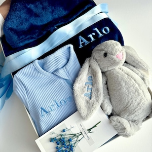 Conjunto de regalo personalizado para bebé: conejito bordado, mameluco y bata
