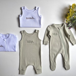 Combi-short zippé personnalisé pour bébé Salopette brodée pour bébé. Été Automne Tenue d'hiver blanc sauge Nom ou initiales Vêtements unisexes image 5