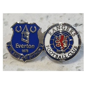 Könnte beinhalten: Zwei Emaille-Anstecknadeln mit den Logos der Fußballvereine Everton und Rangers. Die Everton-Nadel ist blau mit einem weißen Wappen und dem Text "Everton 1878" und "Nil Satis Nisi Optimum". Die Rangers-Nadel ist weiß mit einem blauen und roten Wappen und dem Text "Rangers Football Club".
