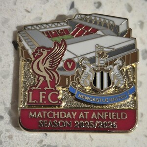 Insignia del partido Liverpool vs Newcastle United - Temporada 25/26