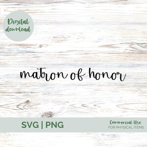 Könnte beinhalten: Ein digitaler Download einer schwarzen und weißen SVG- und PNG-Datei mit dem Text "matron of honor" auf einem weißen Holzgrund. Der Text ist in einer kursiven Schriftart. Das Bild enthält auch den Text "Digital download" und "SVG | PNG" in einem Kreis bzw. am unteren Rand des Bildes. Der Text "Commercial Use for Physical Items" ist ebenfalls am unteren Rand des Bildes enthalten.