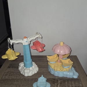 Puede incluir: Una taza de cer&aacute;mica blanca con un asa negra y el texto "But First, Coffee" en negrita negra. La taza se encuentra sobre un fondo neutro, resaltando su dise&ntilde;o sencillo.