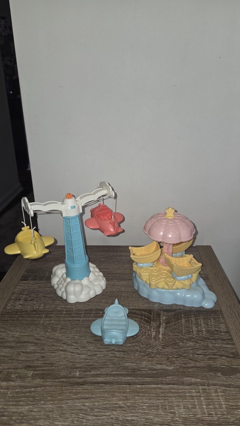 Puede incluir: Una taza de cer&aacute;mica blanca con un asa negra y el texto "But First, Coffee" en negrita negra. La taza se encuentra sobre un fondo neutro, resaltando su dise&ntilde;o sencillo.